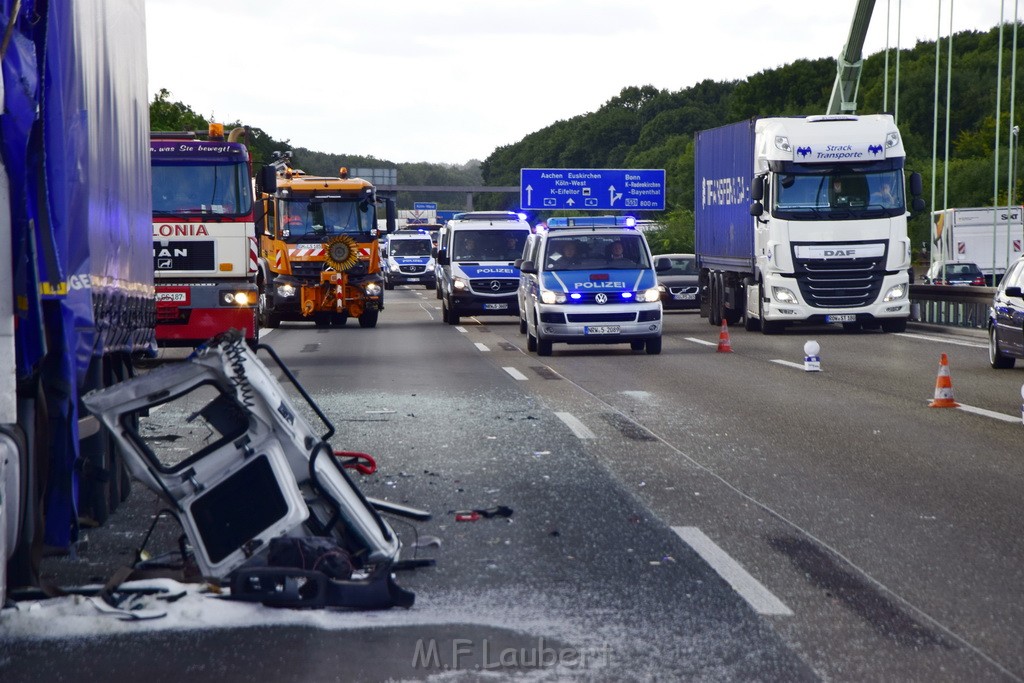 Schwerer LKW VU PKlemm A 4 Rich Olpe auf der Rodenkirchener Bruecke P341.JPG - Miklos Laubert